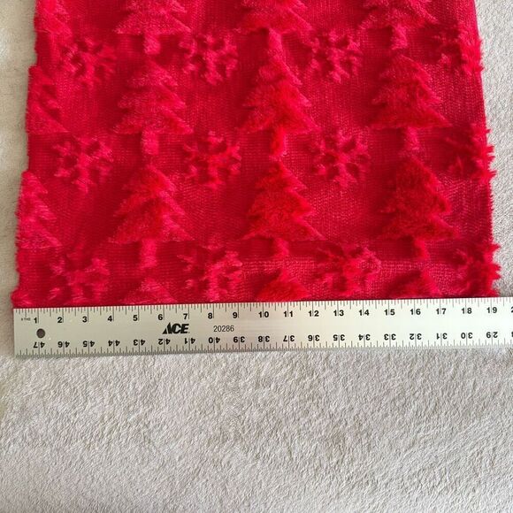 NWOT Red Christmas Tree and snowflake Faux Fur Tufted Pillow Covers 18x18 inches - Picture 7 of 9